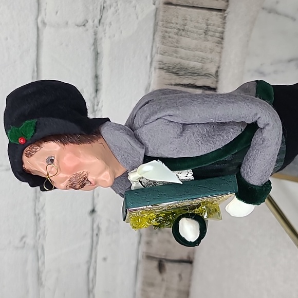 Byers' Choice Caroler 2004 Christmas Traditions Man with Christmas Crackers - Picture 12 of 17